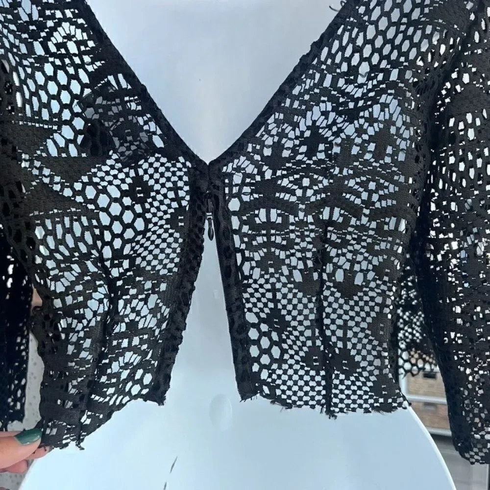 H&M Long Sleeve Lace Crop Top Color Black Size 4